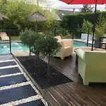 بيت للعطل Les Logis Du Forgeron-gites Avec Piscine Pres D'angers *