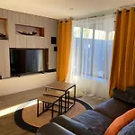 بيت للعطل Les Logis Du Forgeron-gites Avec Piscine Pres D'angers